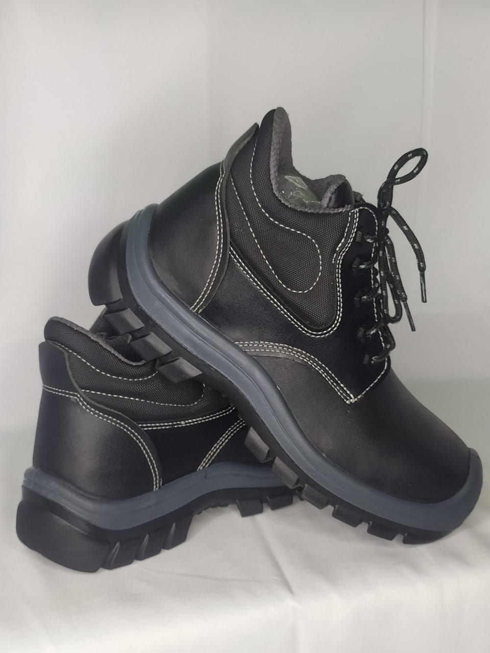 Miniatura: BOTA DILIELECTRICA