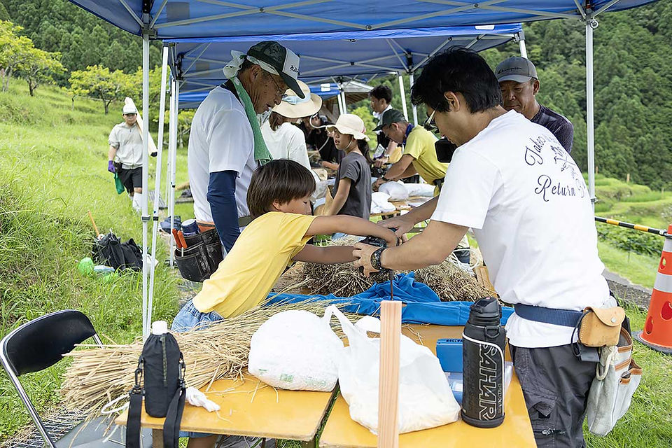 案山子作り教室を楽しむオーナー様