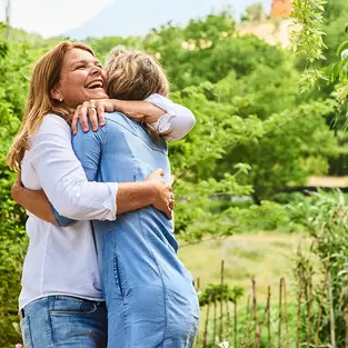 Hugs Have Been Study-Proven To Boost Immunity & Dramatically Lower Stress But Only If They Last *This* Long
