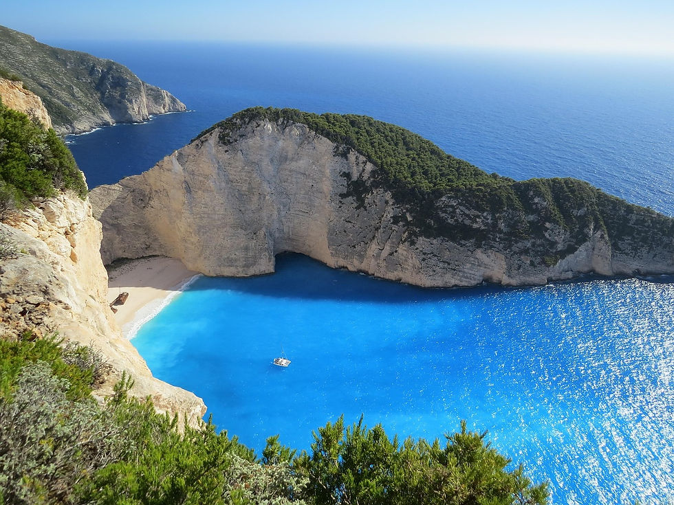 Acantilados mediterráneos y bahía turquesa en la costa sur de Turquía