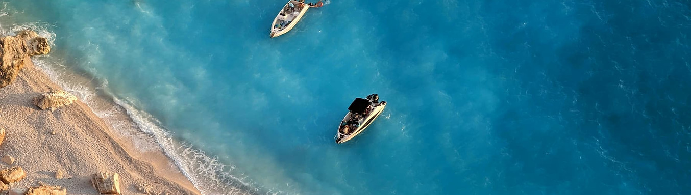 Orilla del mar de una isla griega.jpg