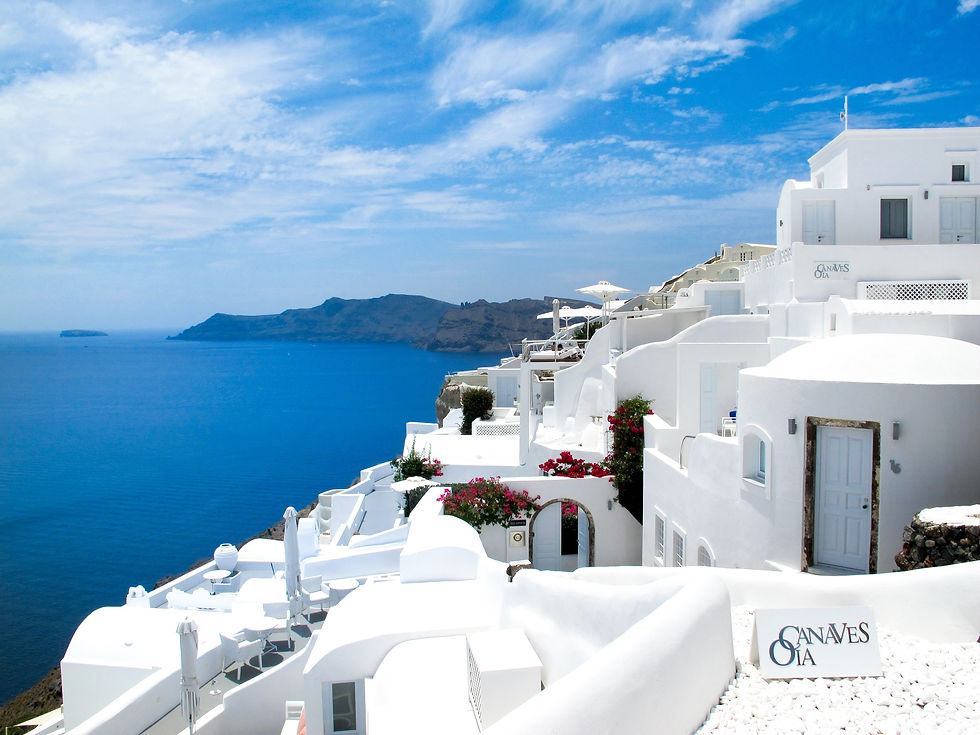 ALT TEXT:
Best time to visit Greece showing Santorini Oia whitewashed buildings overlooking the Aegean Sea