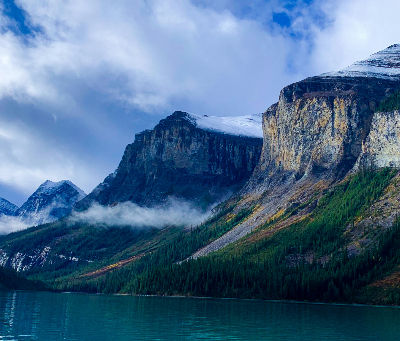 Banff vs Jasper Canadian Rockies lake view with turquoise water and mountain peaks