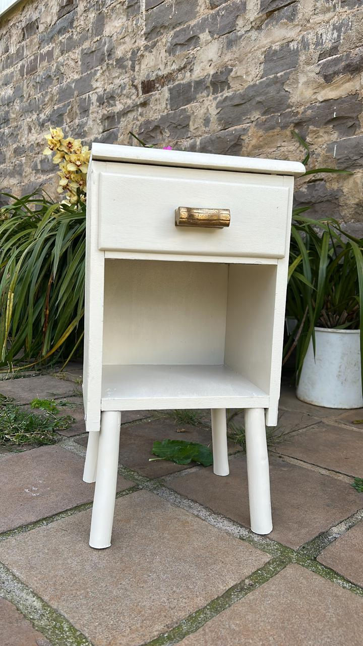 Resultado final da reforma da mesa de cabeceira com mais de 30 anos!