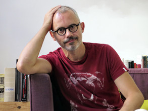 Denis Lachaud est auteur de théâtre, metteur en scène et comédien. Il poursuit son travail d’observateur, d’écoute et d’écriture, de la prison à l’hôpital, de l’université à l’entreprise, du lycée à l’école. Après "Les Métèques", "Le silence d'Ingrid Bergman" est son neuvième roman aux éditions Actes Sud.