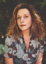Constance Joly travaille dans l’édition depuis une vingtaine d’années et vit en région parisienne, à Fontenay-sous-Bois.
Après "Le matin est un tigre "(Flammarion, 2019 ; J’ai lu, 2020), "Over the Rainbow" est son second roman et a reçu le Prix Orange du Livre 2021.