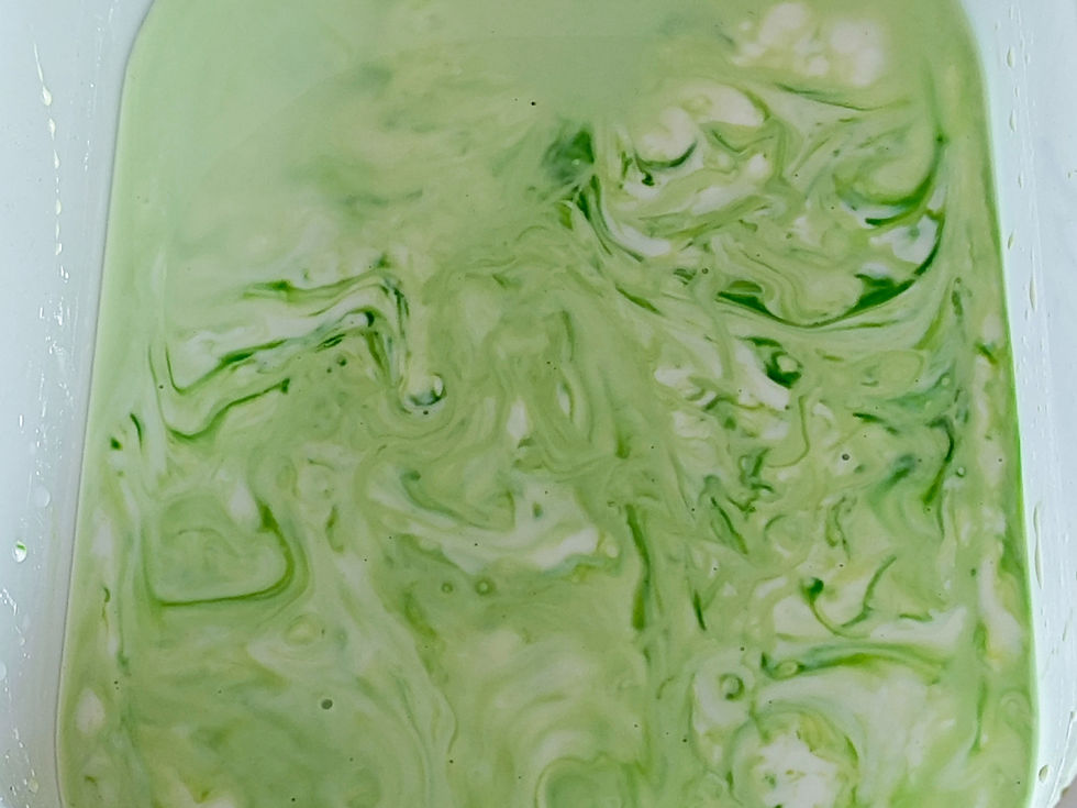 Grün gefärbte Oobleck-Flüssigkeit in einer Schüssel, die wie Schleim aussieht