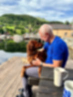 Hundekos på bryggen