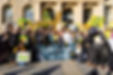 Freiwillige des Baumentscheides mit Plakaten und gebastelten Gießkannen feiern die Annahme des BäumePlus-Gesetzes vor dem Gebäude des Berliner Abgeordnetenhauses