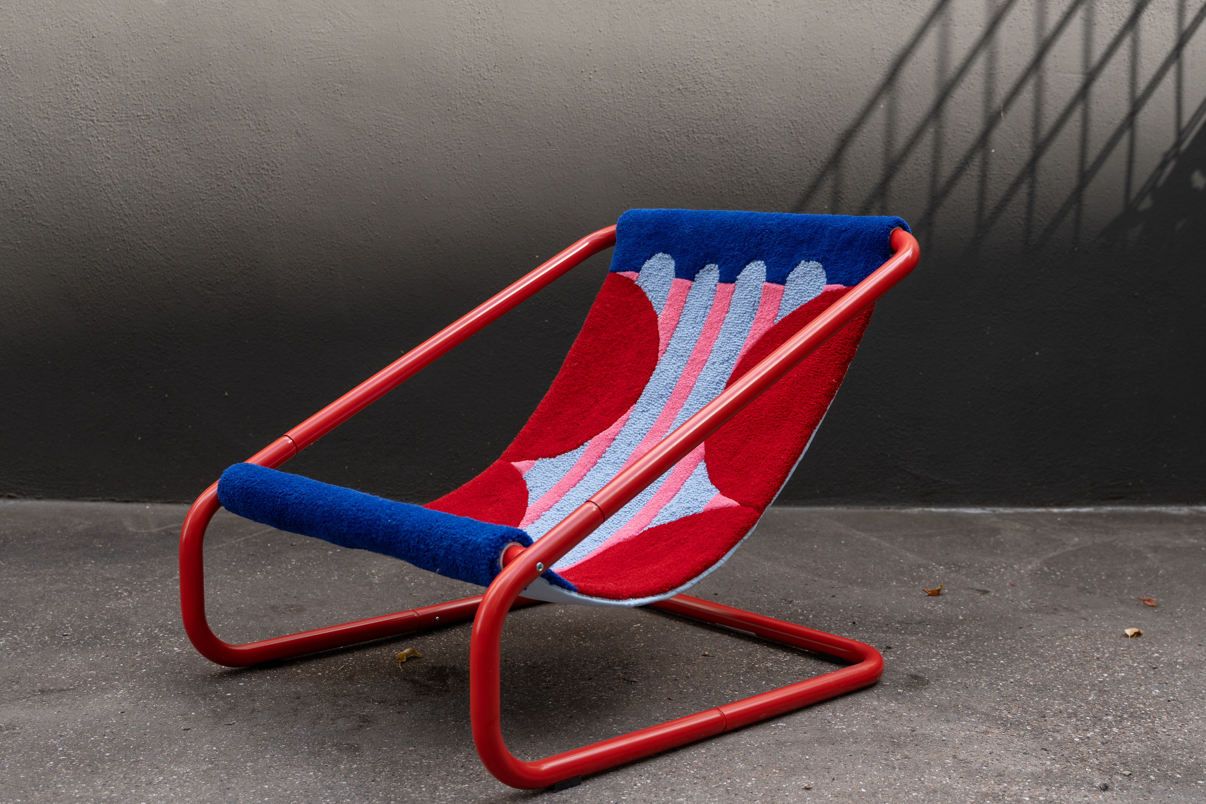 Sessel mit getufteter Sitzauflage in blau und rot