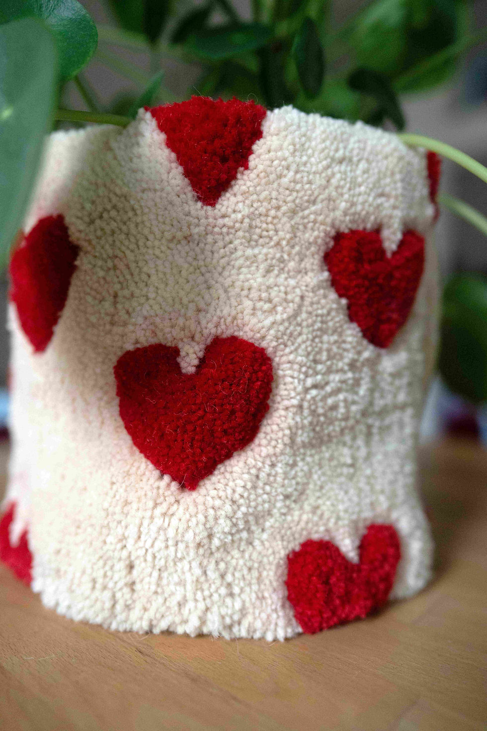 Miniaturbild: Blumentopf mit Herzchen in Rot auf weißem Grund