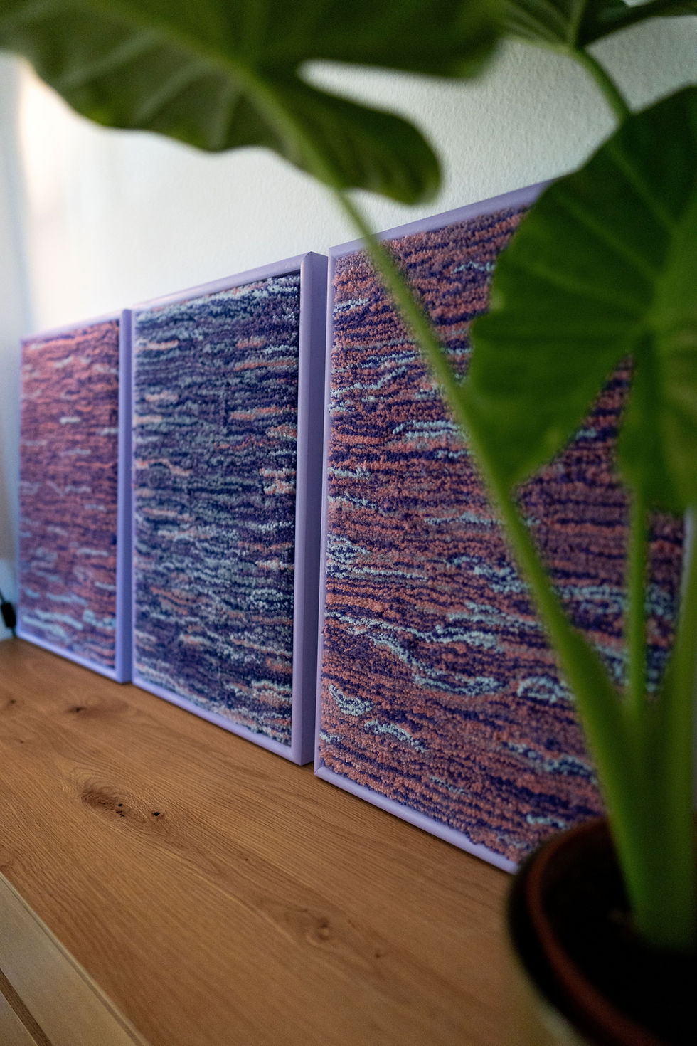 Thumbnail: Gerahmte, abstrakte Bilder aus Tuftingwolle in blau, violett und rosa