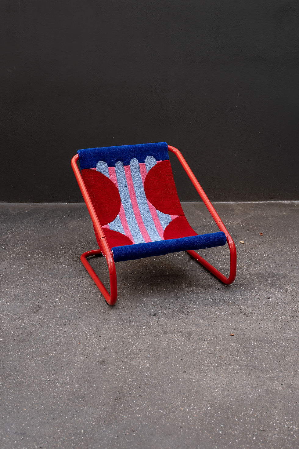 Thumbnail: Sessel mit getufteter Sitzauflage in blau und rot