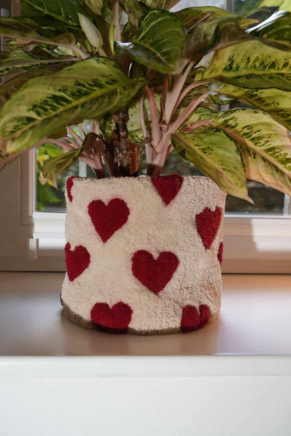Miniaturbild: Blumentopf mit Herzchen in Rot auf weißem Grund