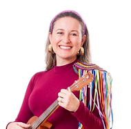 juliani, cantora da banda casa cantante, segurando um ukulele e sorrindo. veste uma blusa rosa e uma saia colorida