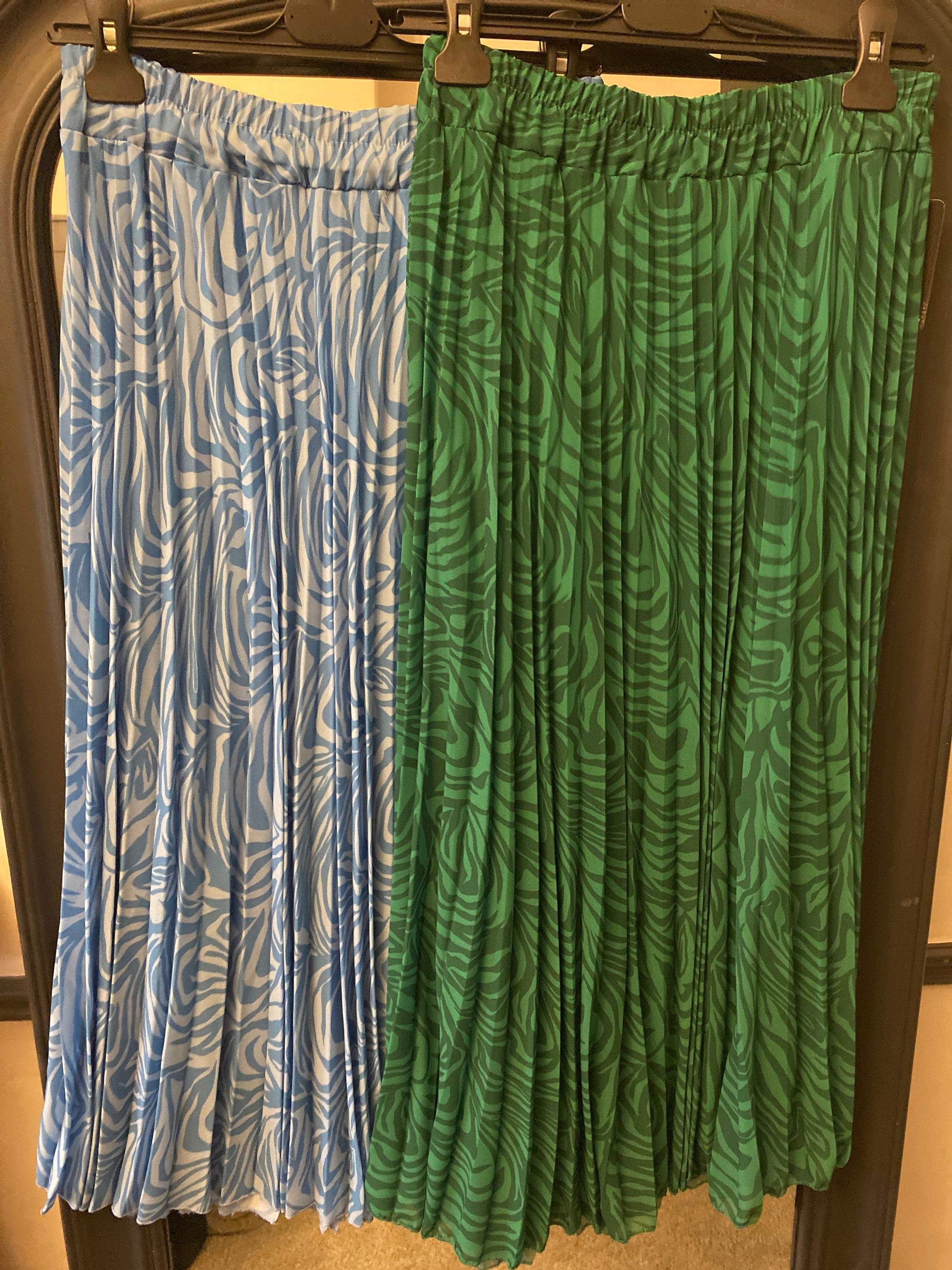 Pleated skirt wave print