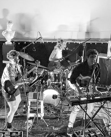 A Vana trio playing live at Casa Natura. A Vana trio is Gabi Romitelli, Joana Cid and Naná Rizinni