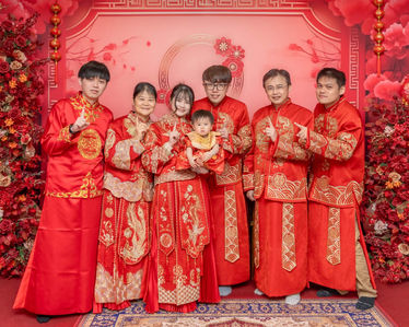 抓周儀式後親友合影，現場氣氛溫馨