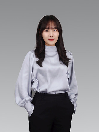 ShotShot 未來印象 AI 形象照範例，展示使用 AI 技術拍攝的專業形象照，提供高效且精緻的服務，適合用於履歷、名片、社交媒體大頭照等，捕捉最真實的您，呈現清晰、自信且自然的專業形象。