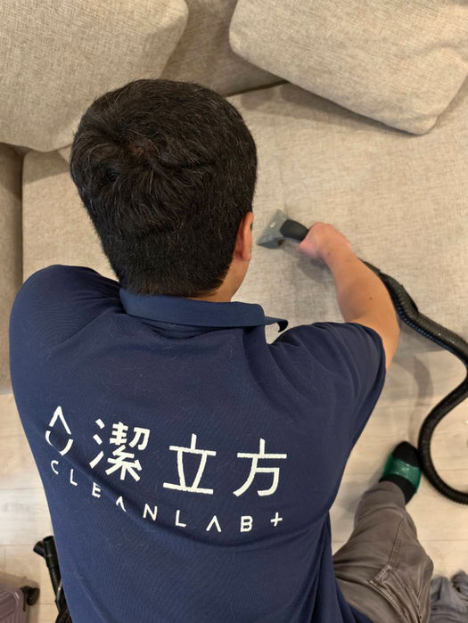 居家清潔｜家具清潔｜布質沙發深層清洗施工中｜潔立方 Cleanlab+