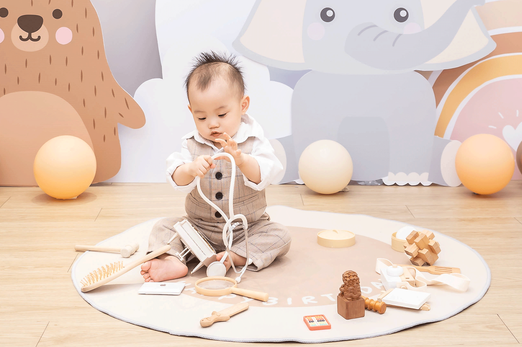 寶寶在台中森森抓周派對抓周結果時刻，與抓周物品互動探索，派對氣氛持續升溫