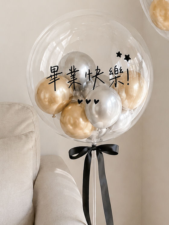 縮圖：展示一顆專為畢業季設計的客製化金銀配色氣球波波球。這顆透明波波球內部裝滿了閃耀的金屬色金色氣球與銀色氣球（呈現金銀相間的效果），展現璀璨閃耀的時尚儀式感。球體上印有客製化英文「HAPPY Graduation 2026」字樣。