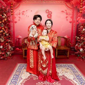 抓周完成後全家合影，紀錄重要時刻