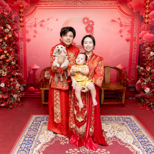 抓周完成後全家合影，紀錄重要時刻