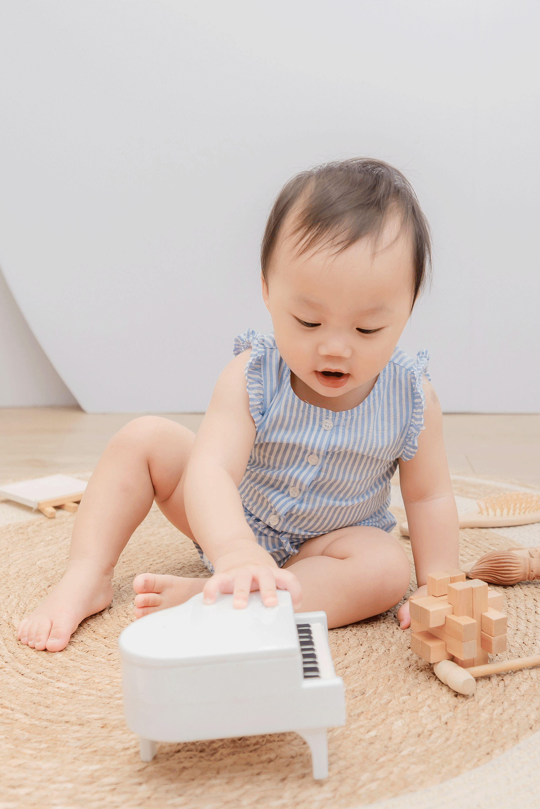 台中森森抓周派對抓周結果畫面，寶寶拿起第二樣抓周物品，成為派對現場焦點