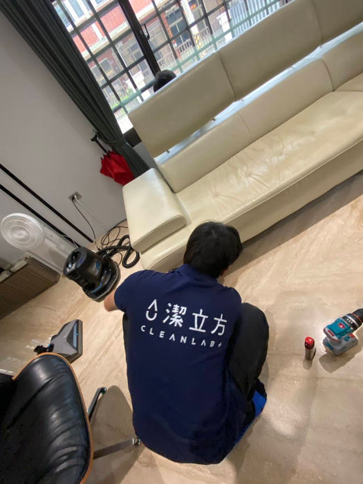 居家清潔｜家具清潔｜皮質沙發清潔保養施工中案例｜潔立方 Cleanlab+