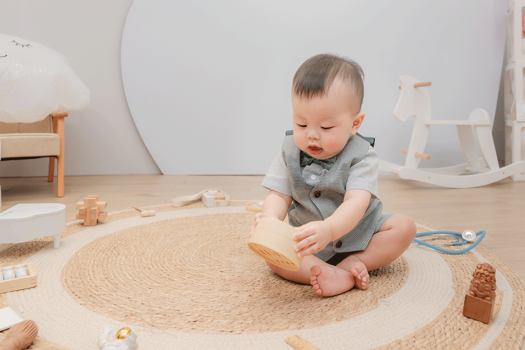 寶寶在台中森森抓周派對完成第一個抓周選擇，表情專注，親友在一旁期待下一樣