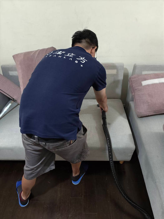 居家清潔｜家具清潔｜布質沙發抽洗施工中案例｜潔立方 Cleanlab+