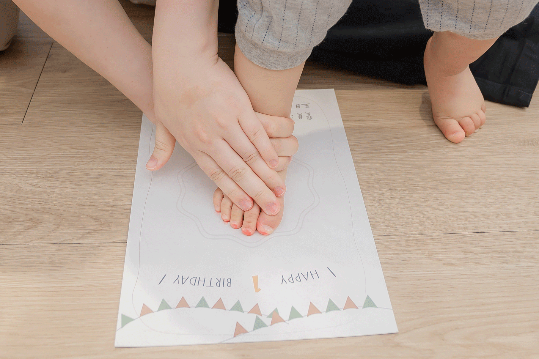 台中森森抓周派對紀念時刻，為寶寶蓋下可愛腳印，完成專屬的周歲紀念證書