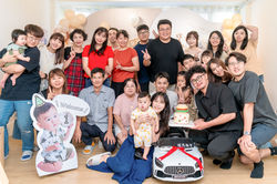 台中森森抓周派對結束前的大合照，親友齊聚為寶寶送上祝福，笑容滿滿