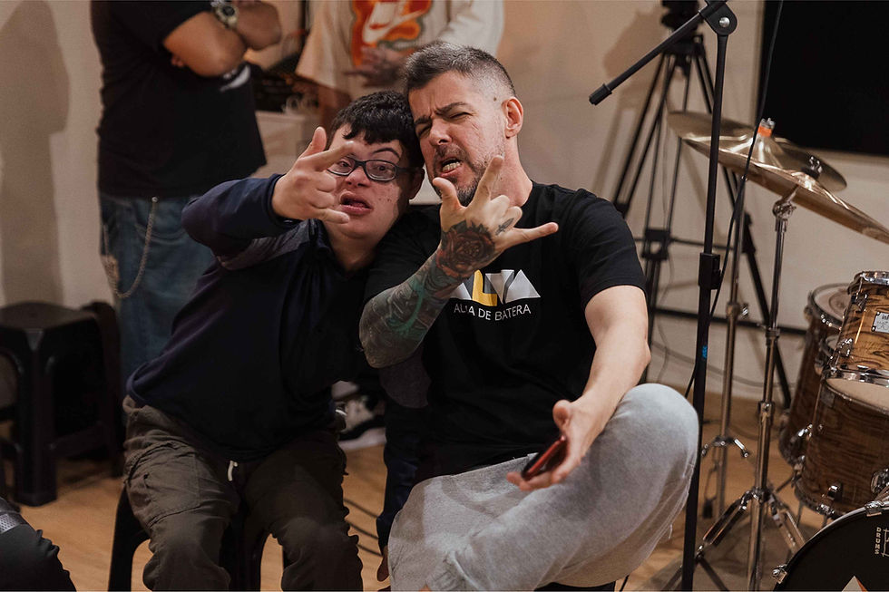 Paulo Lafontaine e um aluno do Programa Alma de Batera, projeto que promove inclusão e desenvolvimento por meio da música.