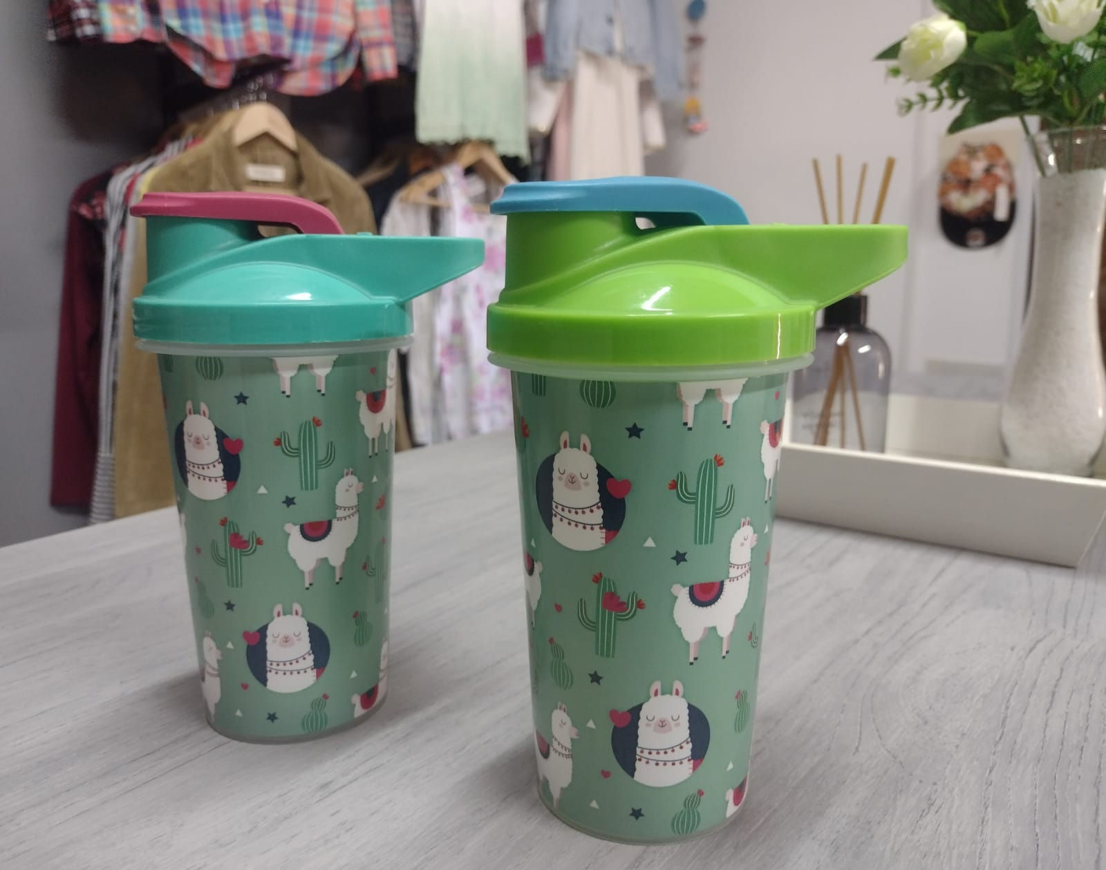 Vaso con pico y tapa
