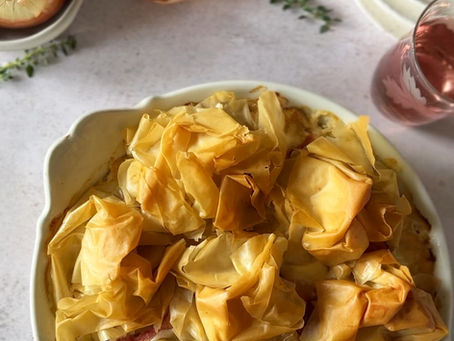 Pot pie με καραμελωμένα κρεμμύδια, τυρί κρέμα, μπέικον και μετσοβόνε