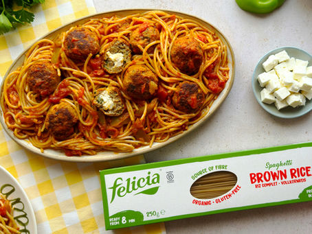 Μακαρονάδα με γεμιστά κεφτεδάκια, φέτα και πιπεριές