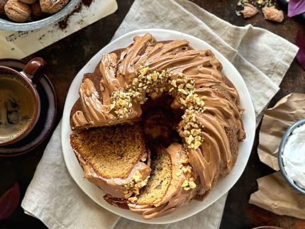 Κέικ καφέ με καρύδια και σοκολατένιο frosting με καφέ