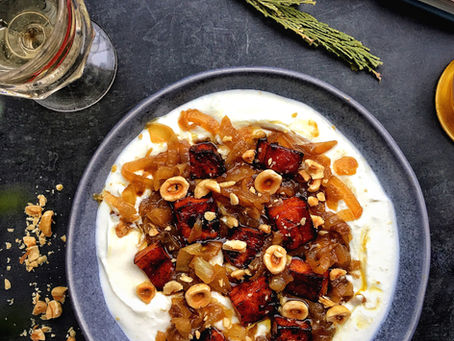 Ντιπ φέτας με καραμελωμένα κρεμμύδια και μπέικον