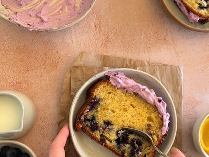 Κέικ με μύρτιλα και frosting κρέμας τυριού με μαρμελάδα μύρτιλο