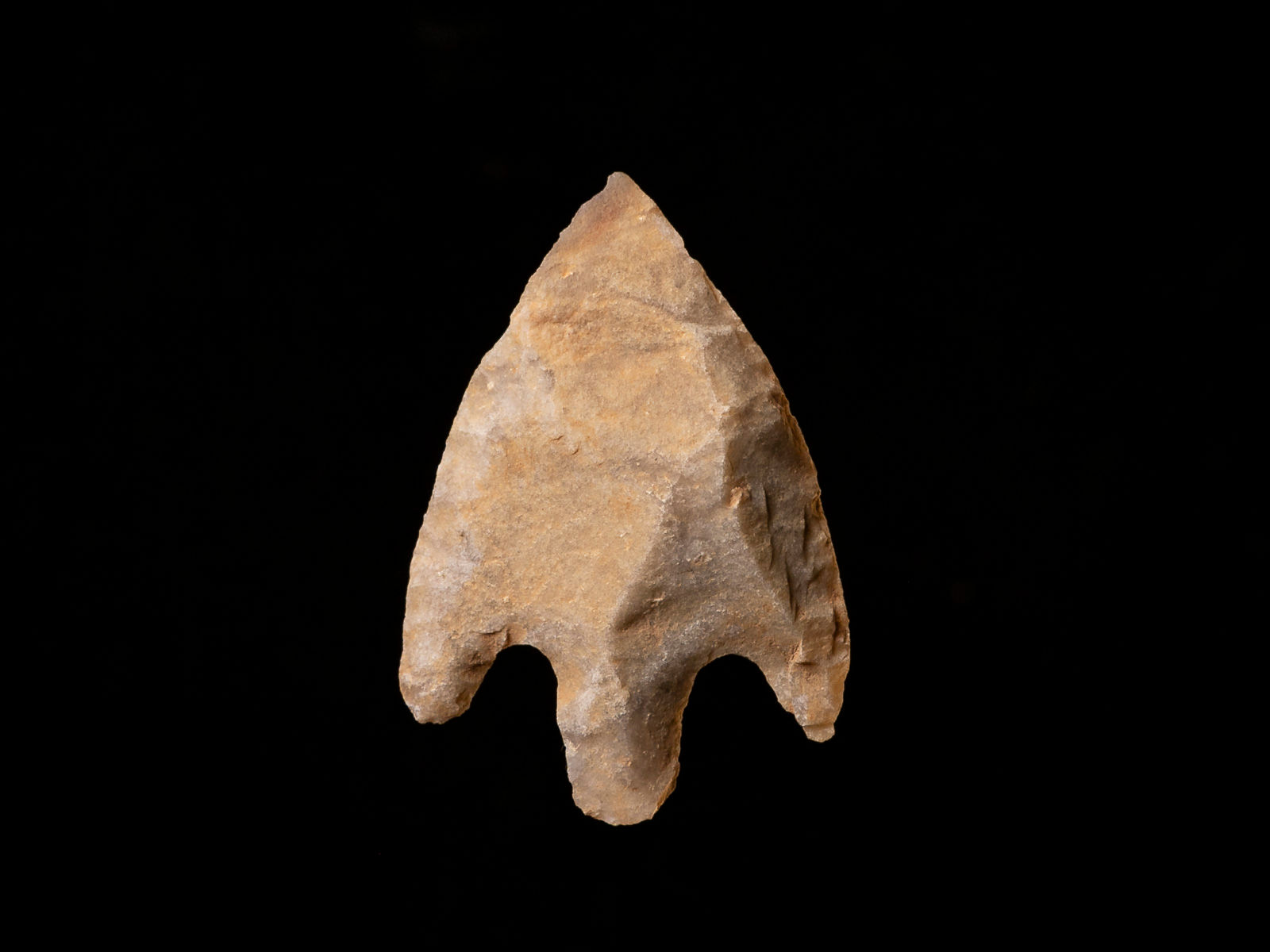 Fotografía Punta de flecha Neolítica de sílex con aletas y pedúnculo.