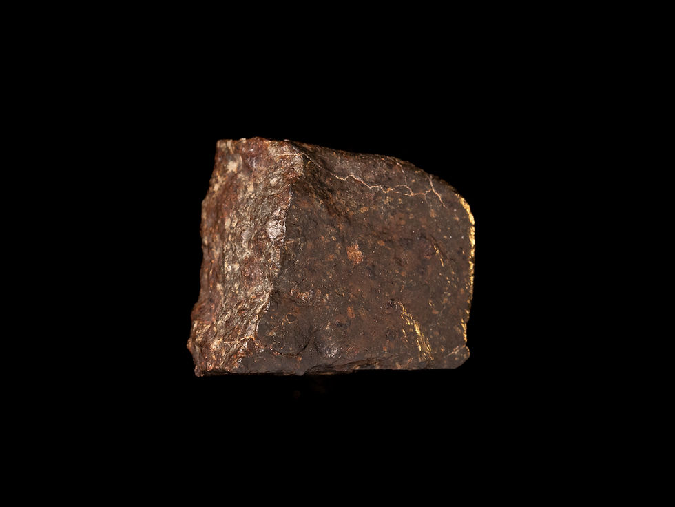 Miniatura: Imagen fotografía vista frontal auténtico meteorito rocoso tipo condrita ordinaria nwa sobre un fondo negro