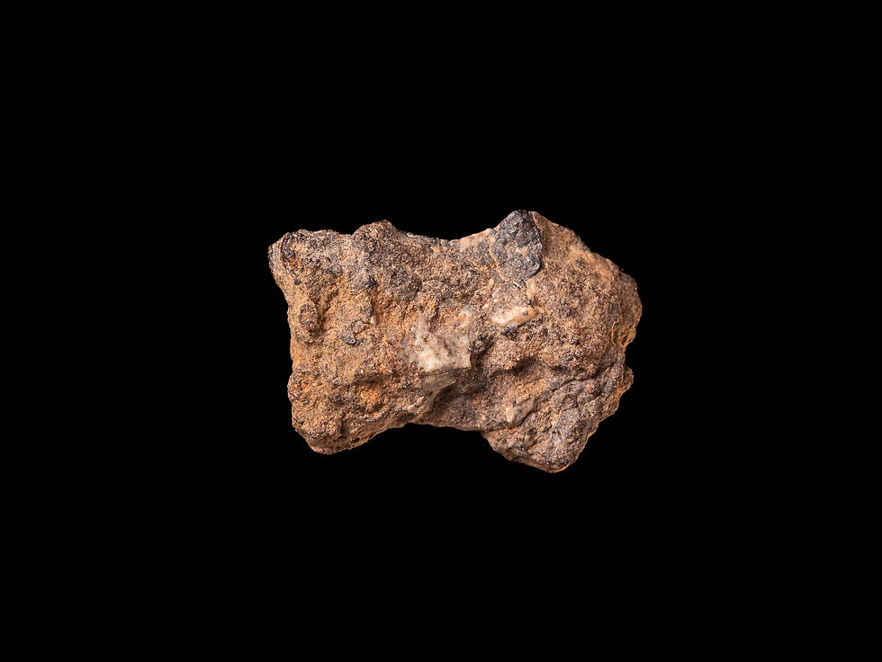 Thumbnail: Vista frontal fotografía producto meteorito condrita enstatita Al Haggounia 001 El-melt rock sobre fondo negro.
