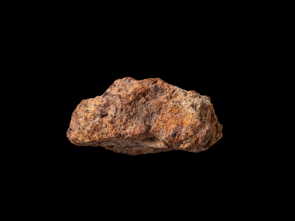 Thumbnail: Imagen fotografía vista frontal auténtico meteorito rocoso tipo condrita ordinaria sobre un fondo negro