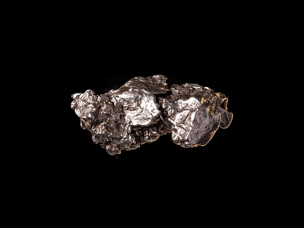 Miniatura: Vista  frontal fotografía producto meteorito metálico Aletai sobre fondo negro