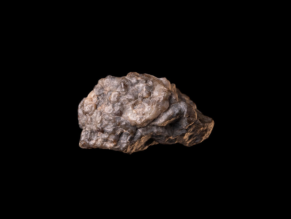 Thumbnail: Vista frontal fotografía producto meteorito Laâyoune 002 Brecha feldspática sobre fondo negro.