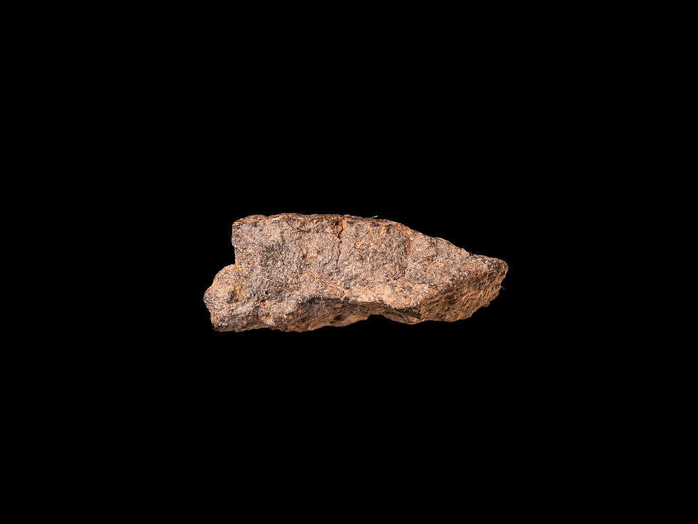 Thumbnail: Vista frontal fotografía producto meteorito condrita enstatita Al Haggounia 001 El-melt rock sobre fondo negro.