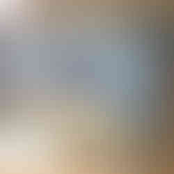 Divisória de ambiente com vidro levemente embaçado e uma listra azul central adicionando um toque de cor e privacidade no salão.  Instalada pela Sallvia Vidros em São Paulo