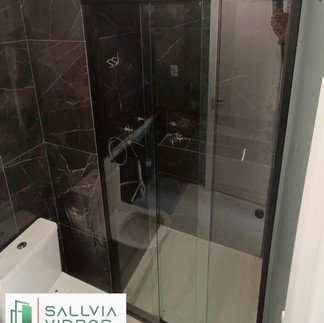 Box versatik 3 folhas com perfil preto proporcionando um acabamento sofisticado e moderno. Instalado pela Sallvia Vidros em São Paulo